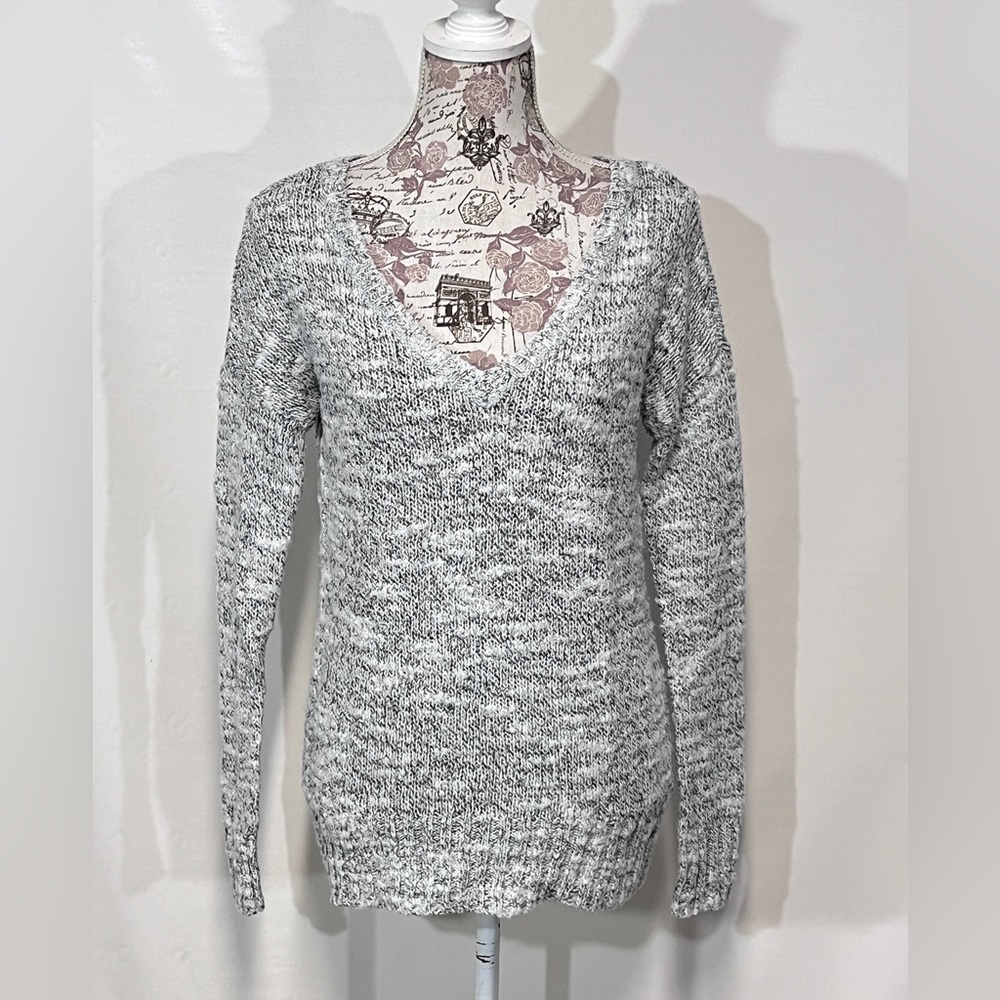 🛍️ AMERICAN EAGLE Gray heather V-neck sweater size M